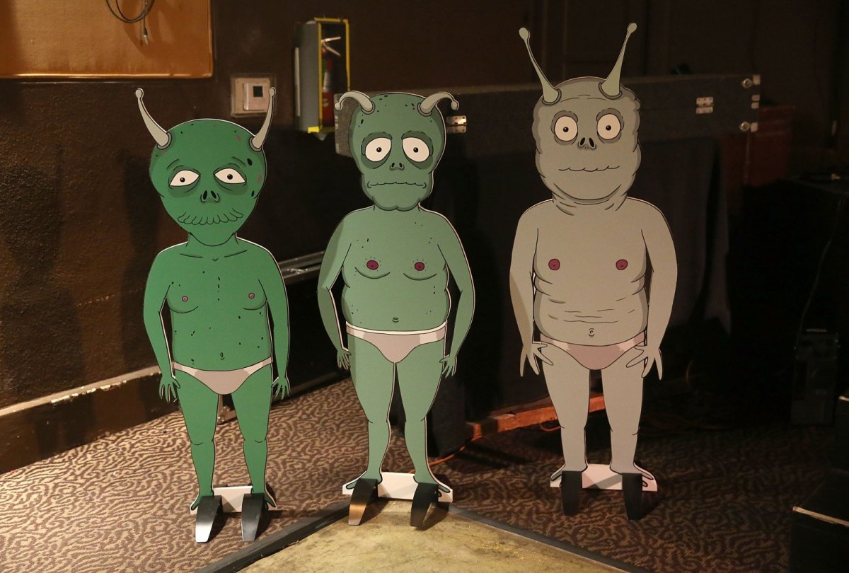 Drei Alien-Pappaufsteller