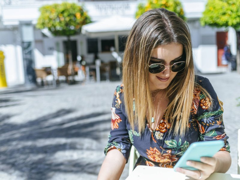 Frau Smartphone Sommer