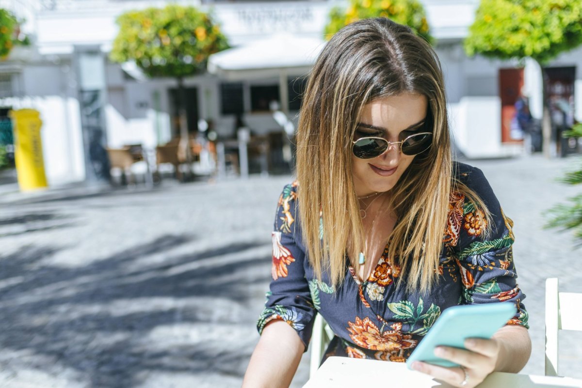 Frau Smartphone Sommer