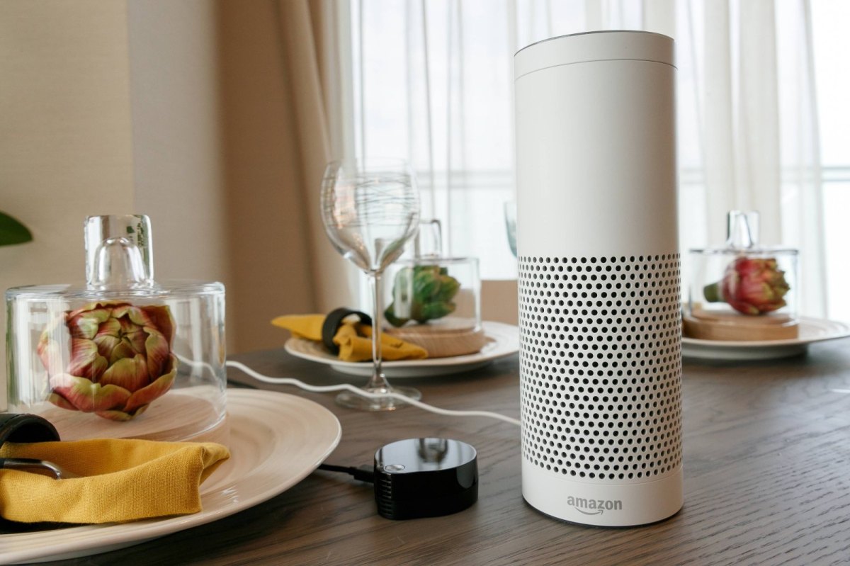 Amazon Echo-Lautsprecher steht auf einem Tisch mit Gläsern und Deko