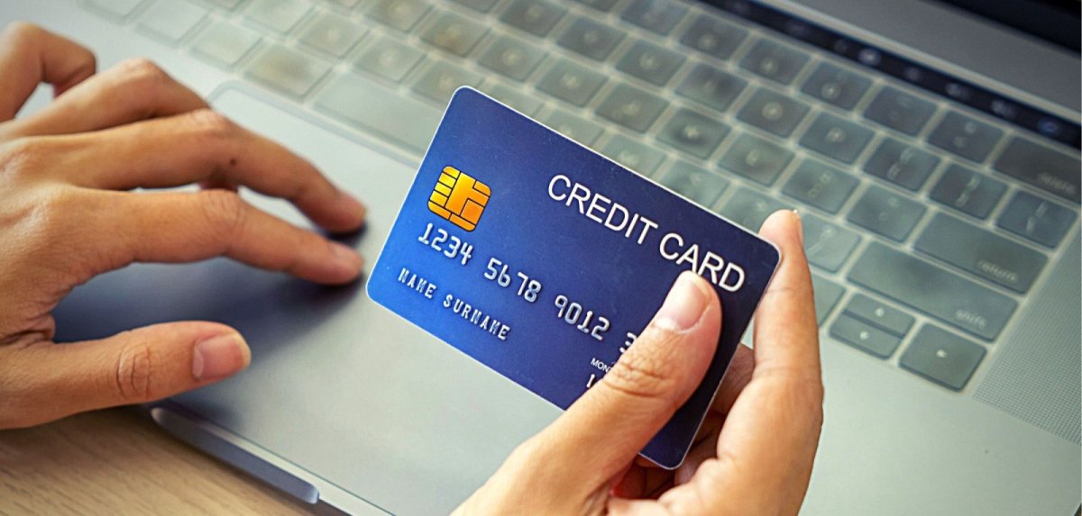 Frau mit Kreditkarte