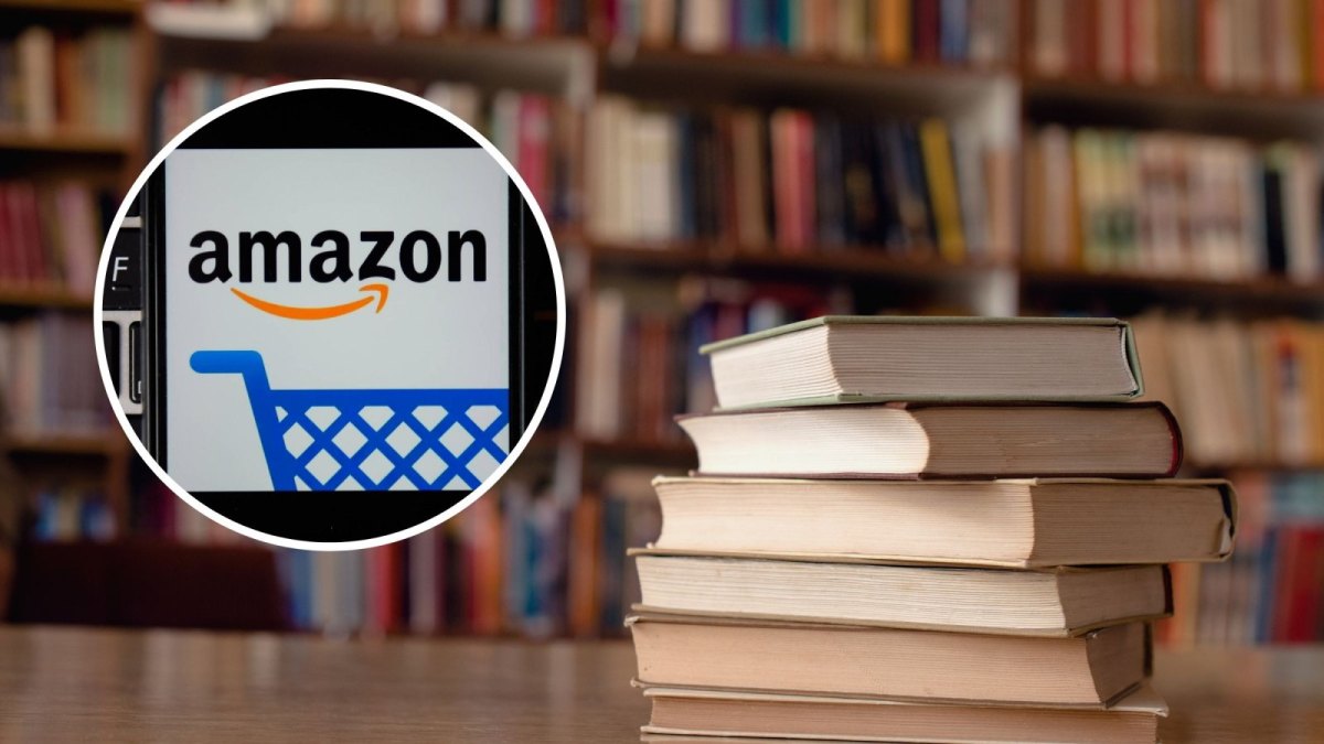 Bücherhaufen und Amazon-Logo.