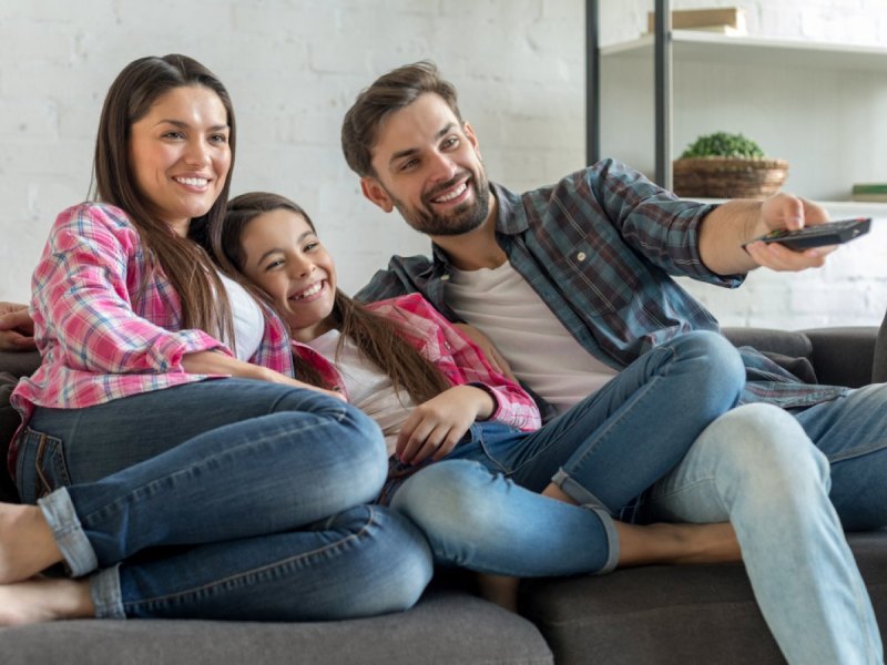 Familie guckt Fersehen über Amazon Fire TV Stick