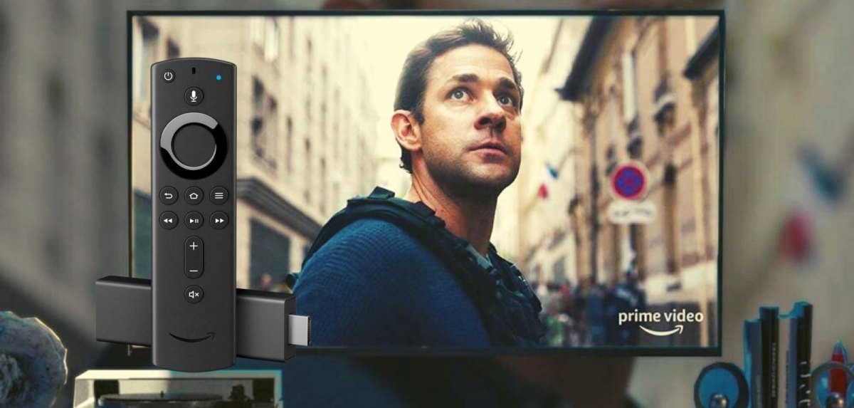 Amazon Fire TV Stick vor einem Fernseher mit der Prime-Video-App
