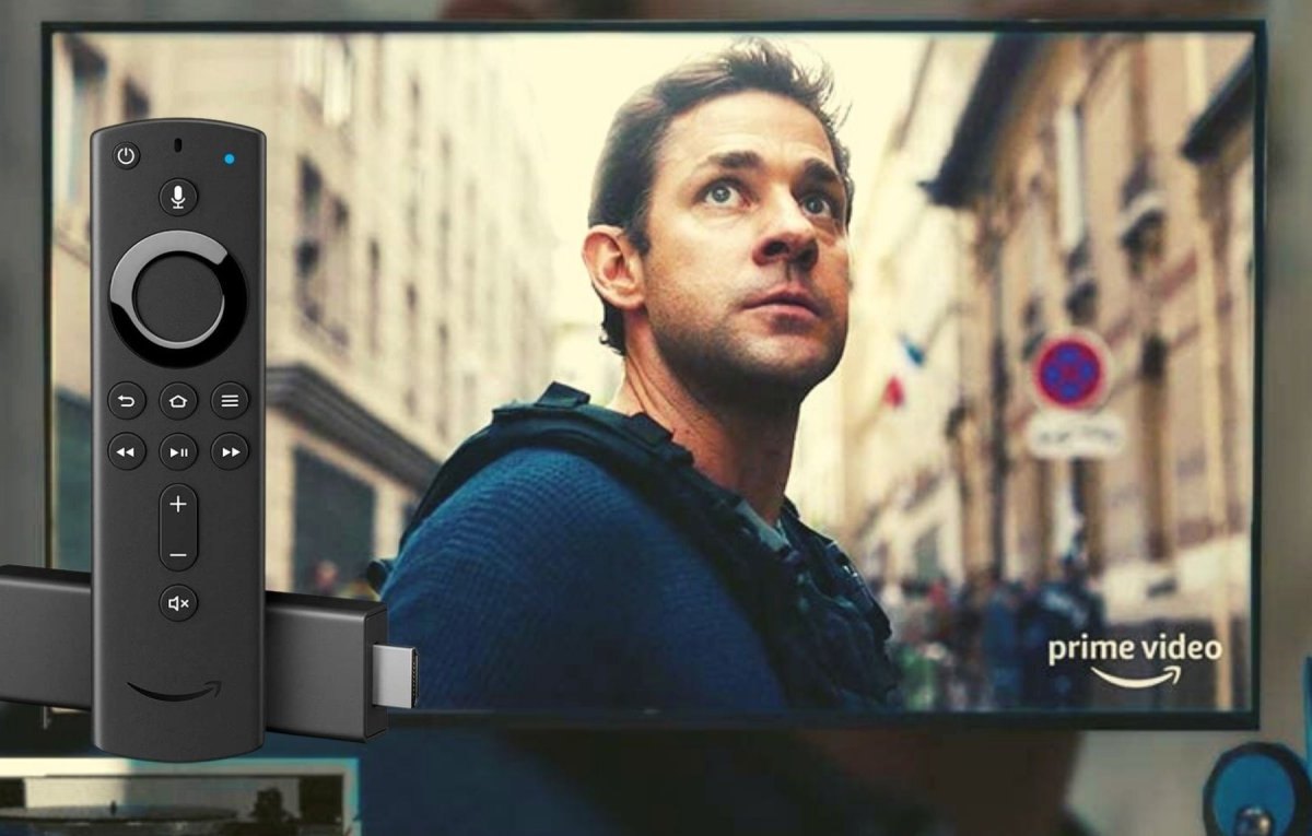 Amazon Fire TV Stick vor einem Fernseher mit der Prime-Video-App