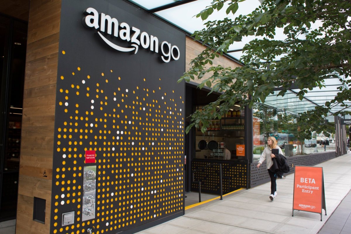 Frau läuft an Amazon-Geschäft in den USA vorbei