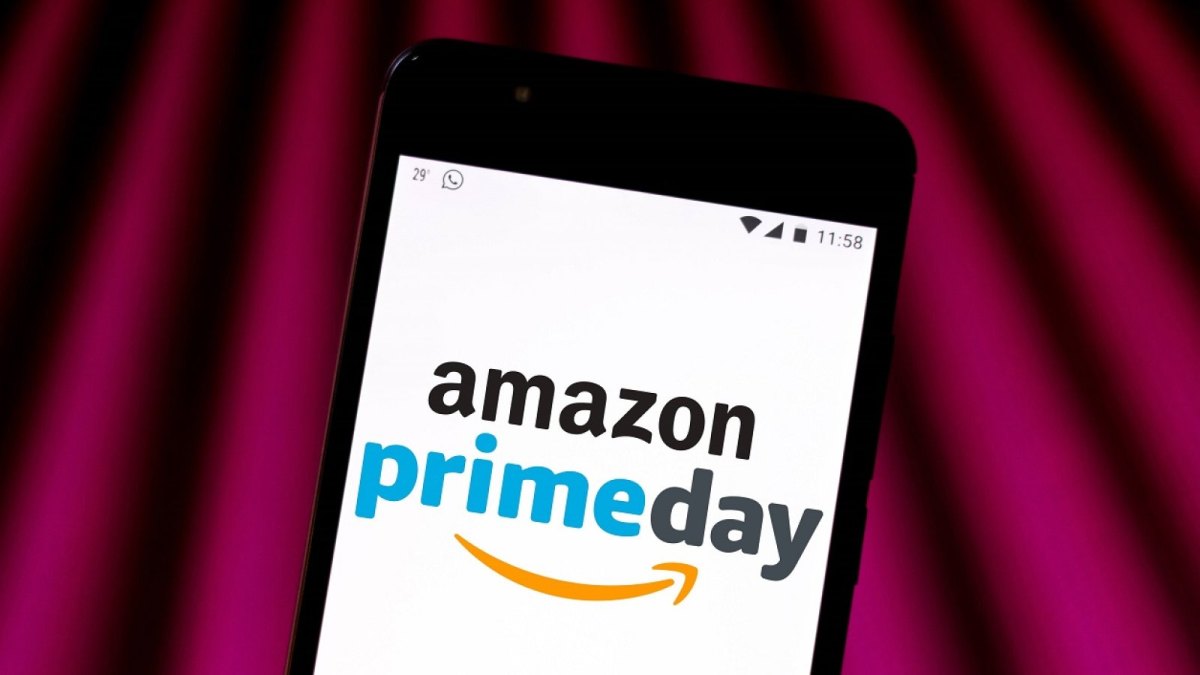 Handy mit Amazon Prime Day auf dem Bildschirm.
