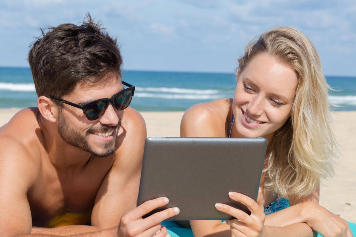 paar mit tablet am strand