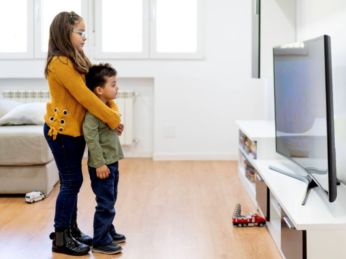 zwei kinder schauen amazon prime auf dem fernseher