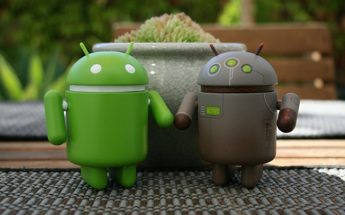 Zwei Android-Fuguren