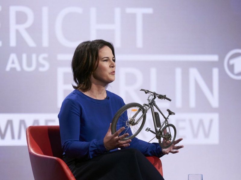 Annalena Baerbock (Bündnis 90/Die Grünen) mit einem Fahrrad in den Händen