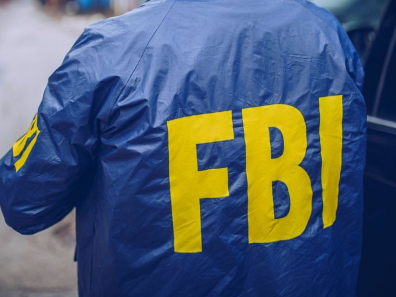 Mann in FBI-Jacke