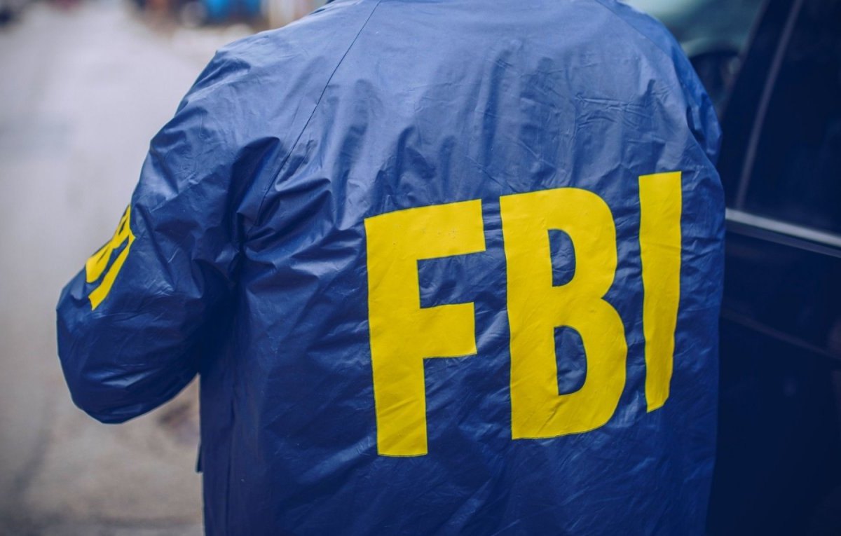 Mann in FBI-Jacke