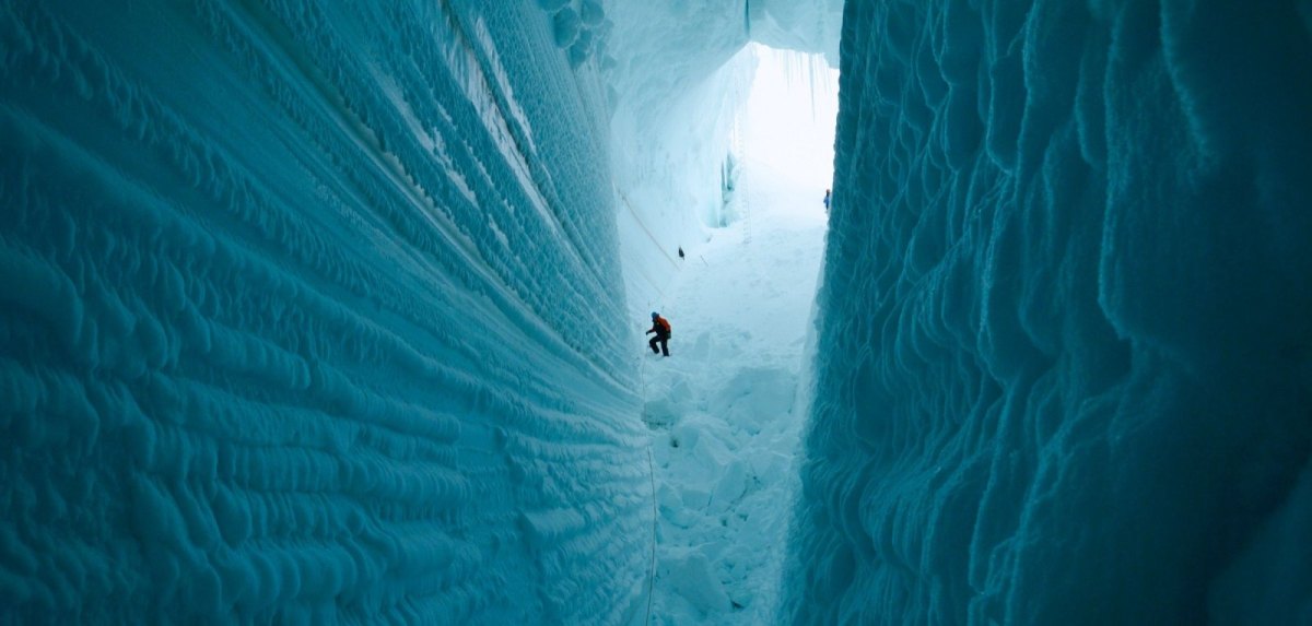 Person in einer Gletscherspalte
