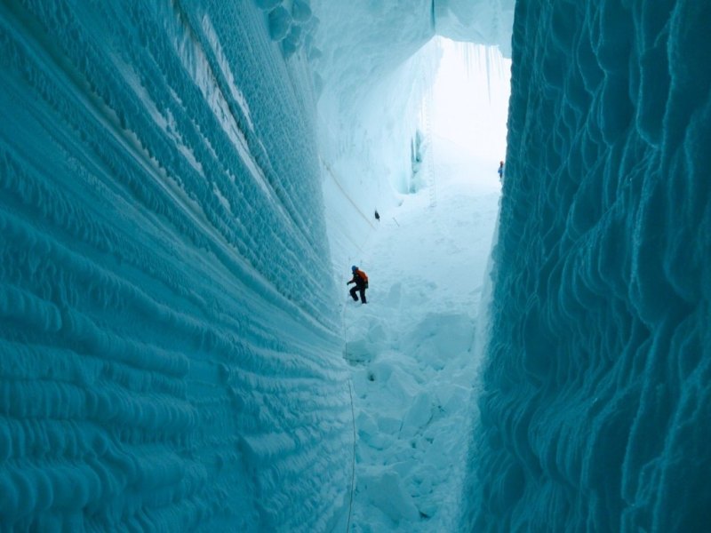 Person in einer Gletscherspalte