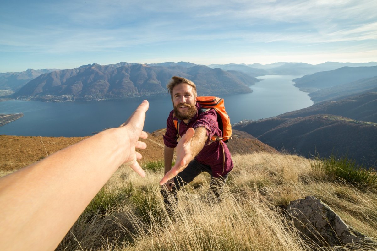 mann wandert campen rucksack