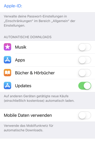 Meldet euch in den iOS-Einstellungen vom App Store ab und stellt die automatischen Downloads aus.