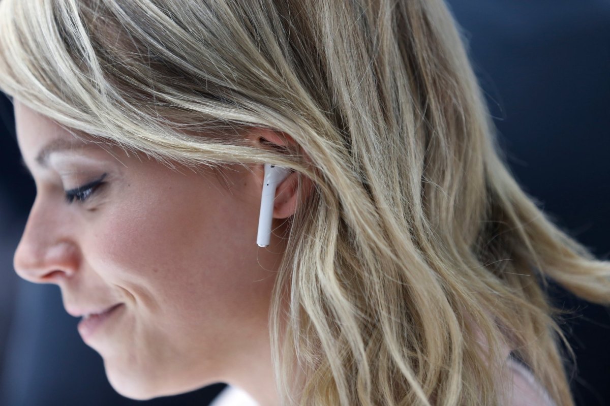 Frau im Seitenprofil trägt Apple AirPods