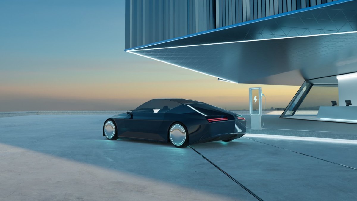 Markenloses Elektroauto-Konzept vor einem Gebäude