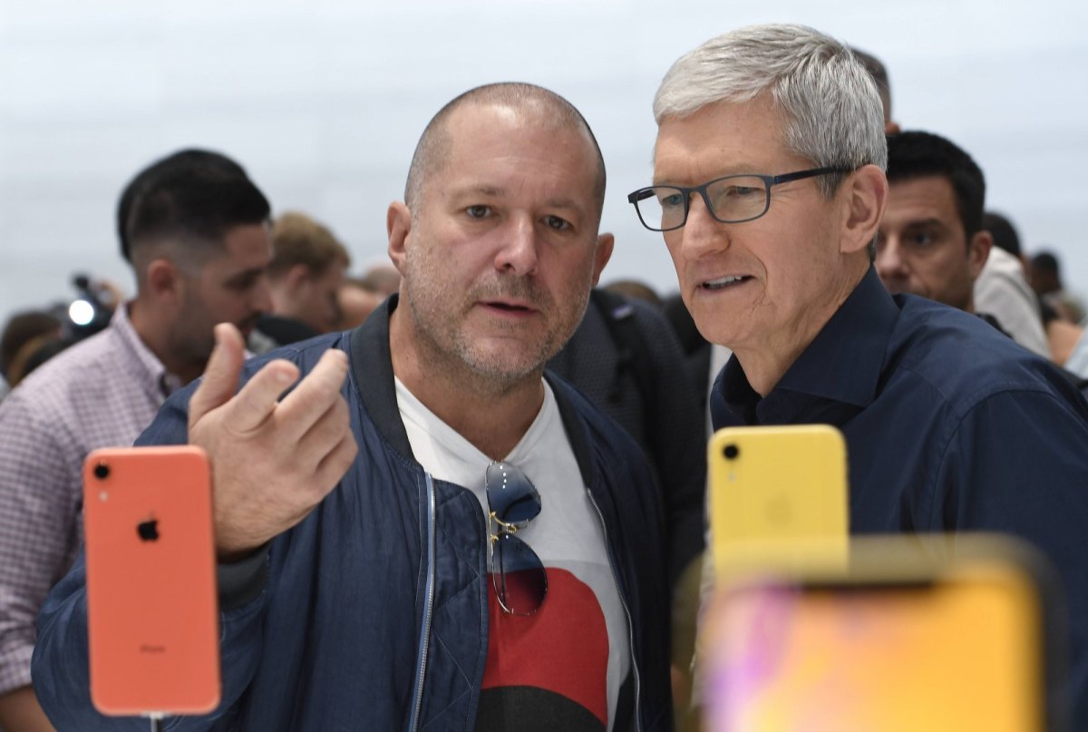 Apple-CEO Tim Cook und der ehemalige Apple-Designer Jony Ives
