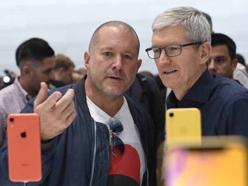 Apple-CEO Tim Cook und der ehemalige Apple-Designer Jony Ives
