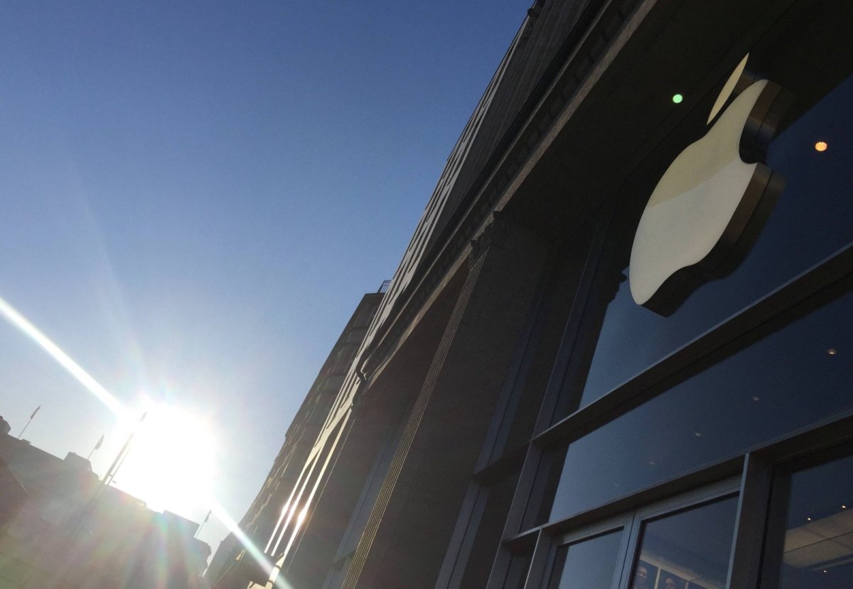 Logo am Apple-Store und Sonne im Hintergrund
