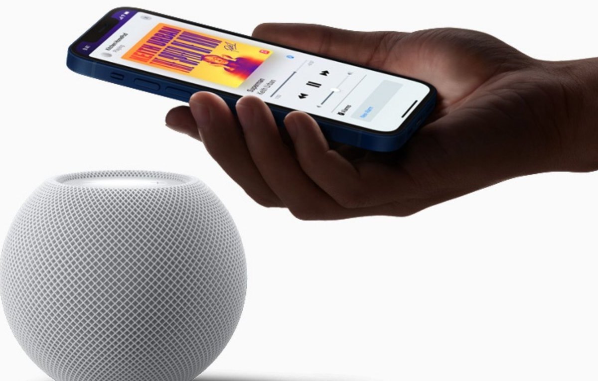 Apple HomePod und ein iPhone