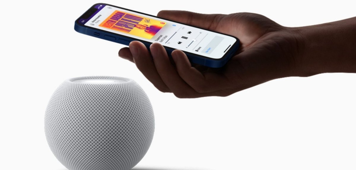 Apple HomePod und ein iPhone