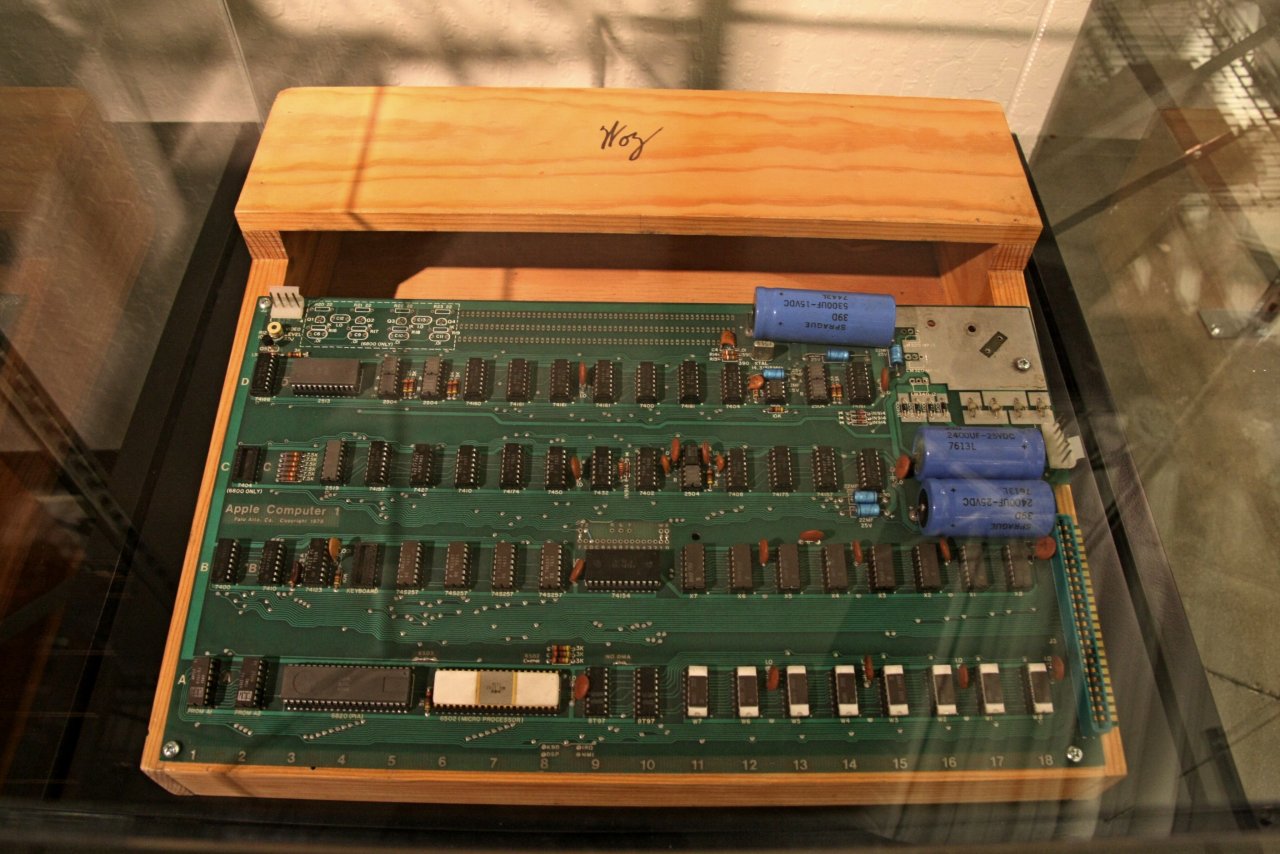 Die Platine des Apple I, hier in einem Holzgehäuse, wurde vor 42 Jahren noch separat verkauft.