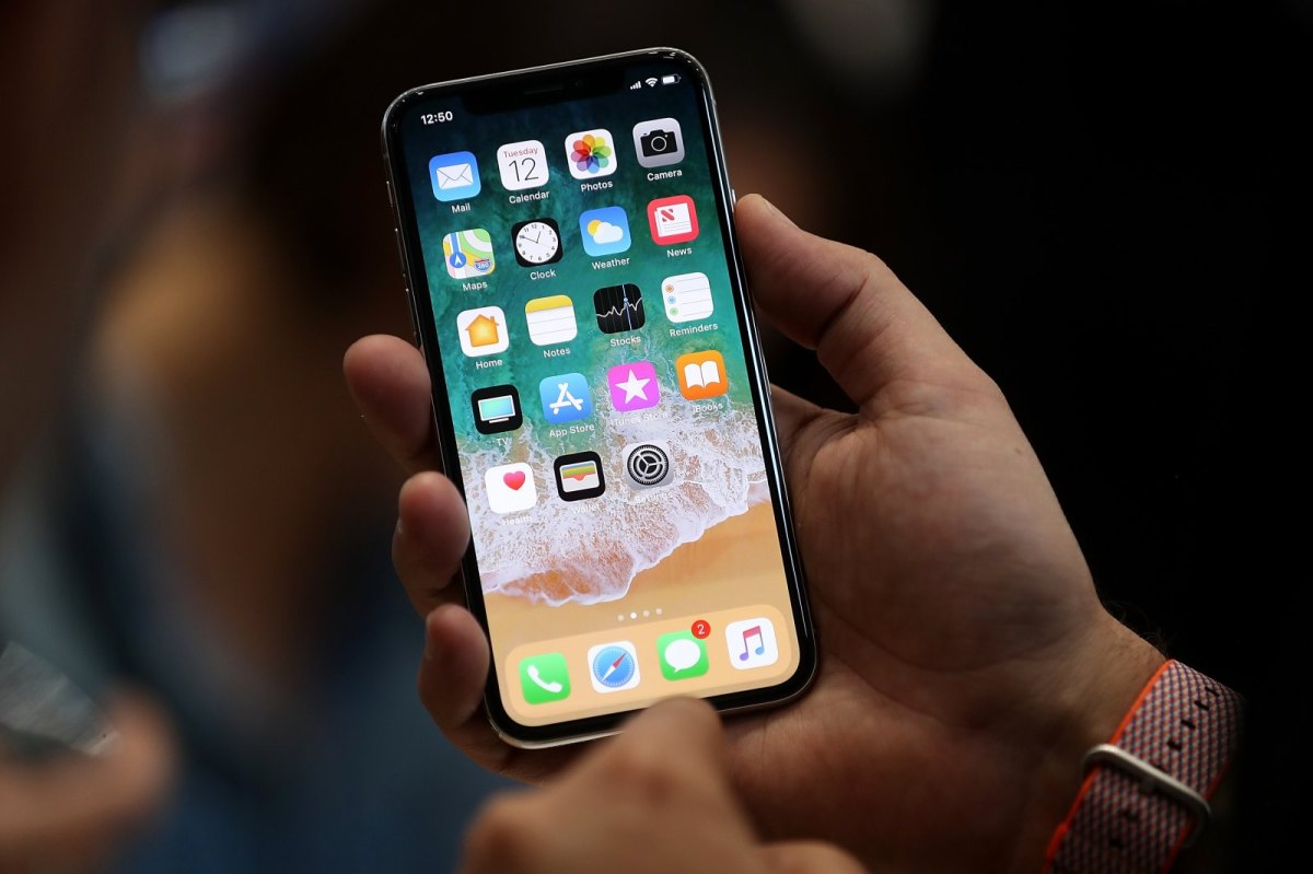 Das Apple iPhone X in der Hand gehalten