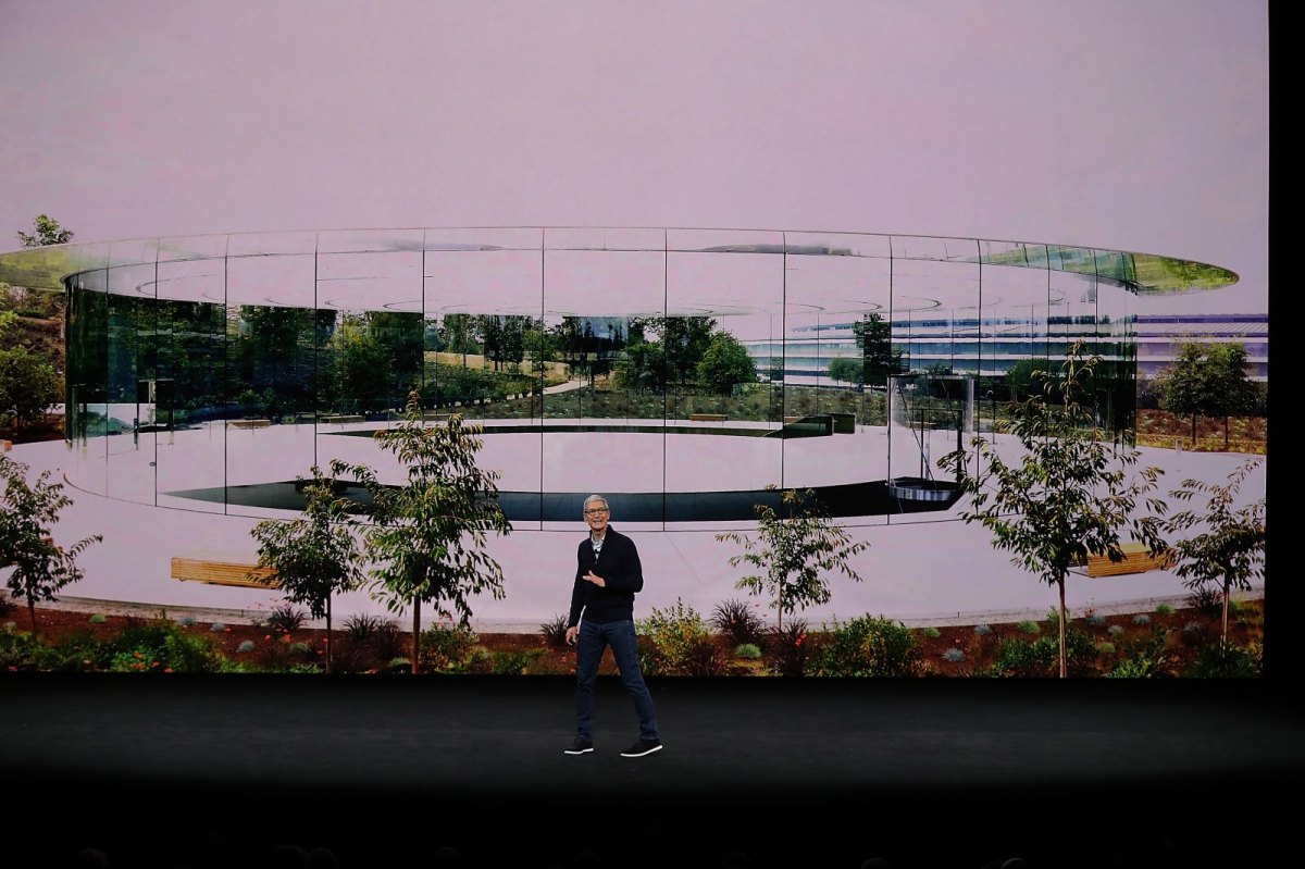 Tim Cook spricht vor einem Bild des Apple Park
