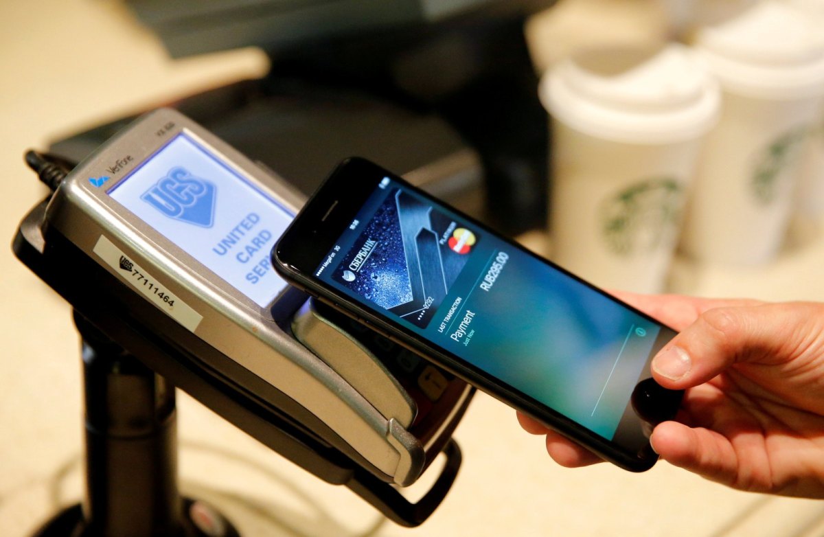 iPhone wird an Kartenlesegerät gehalten