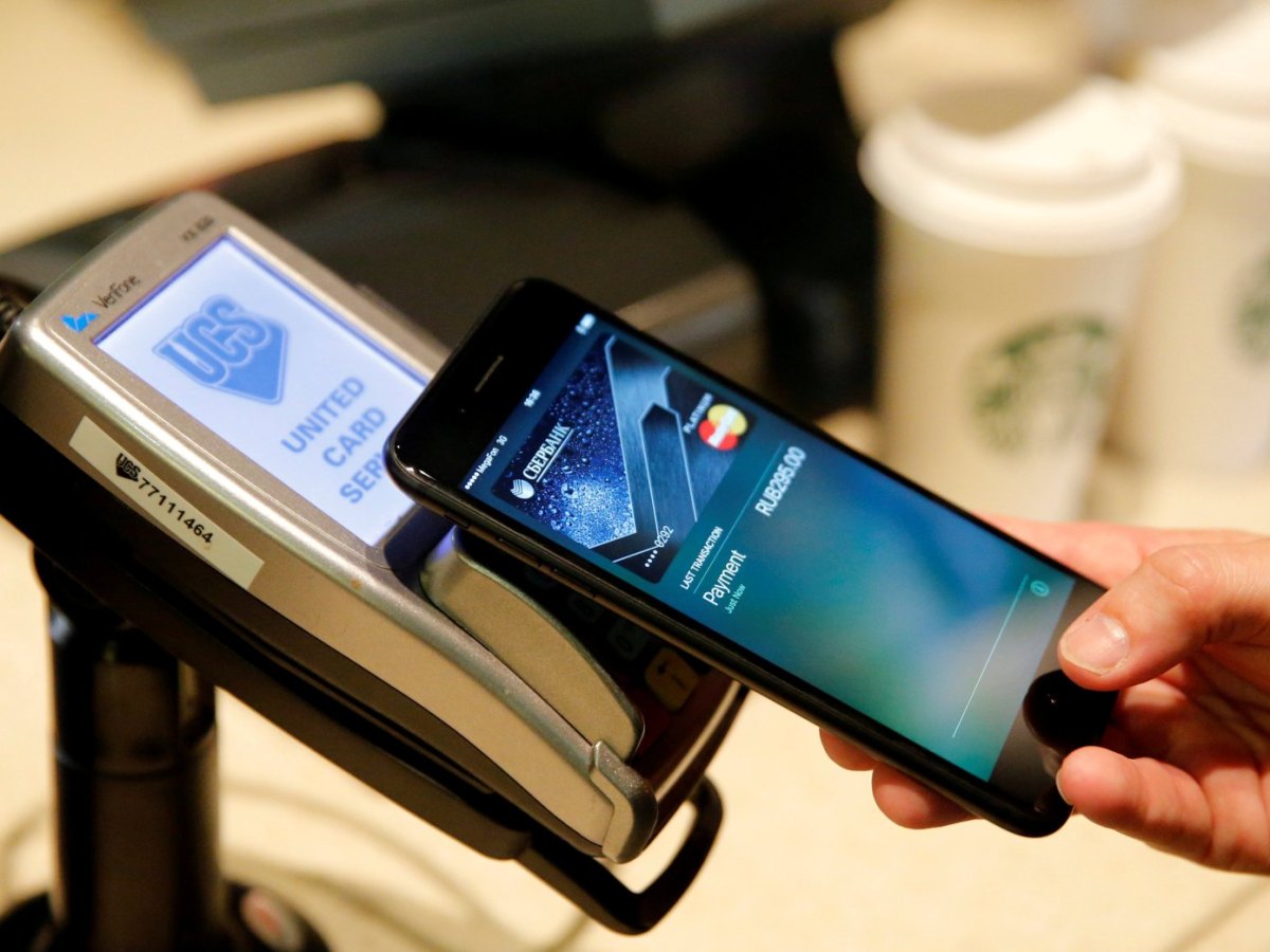 iPhone wird an Kartenlesegerät gehalten