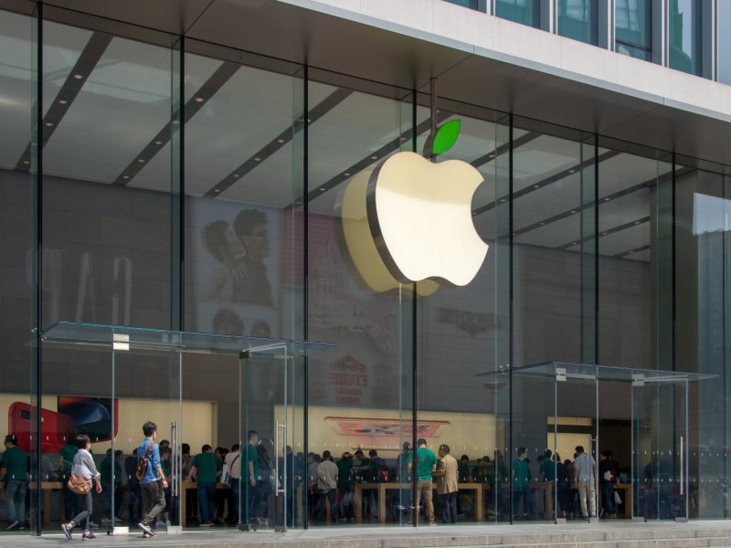 Kunden in einem Apple Store