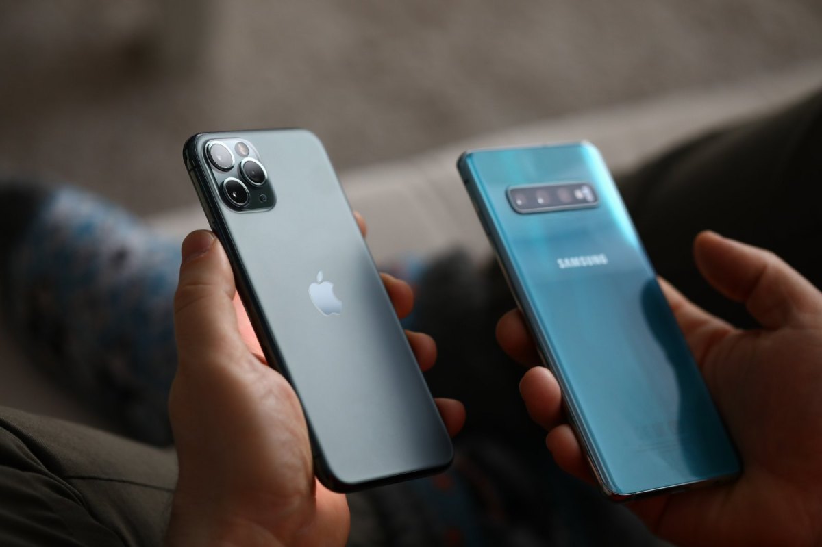 Die Rückseite eines iPhones und eines Samsungs.
