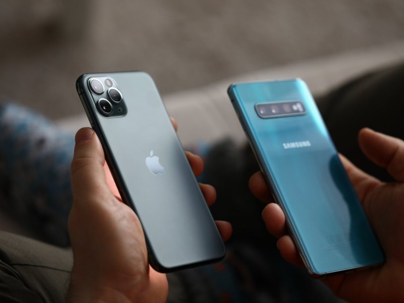 Die Rückseite eines iPhones und eines Samsungs.
