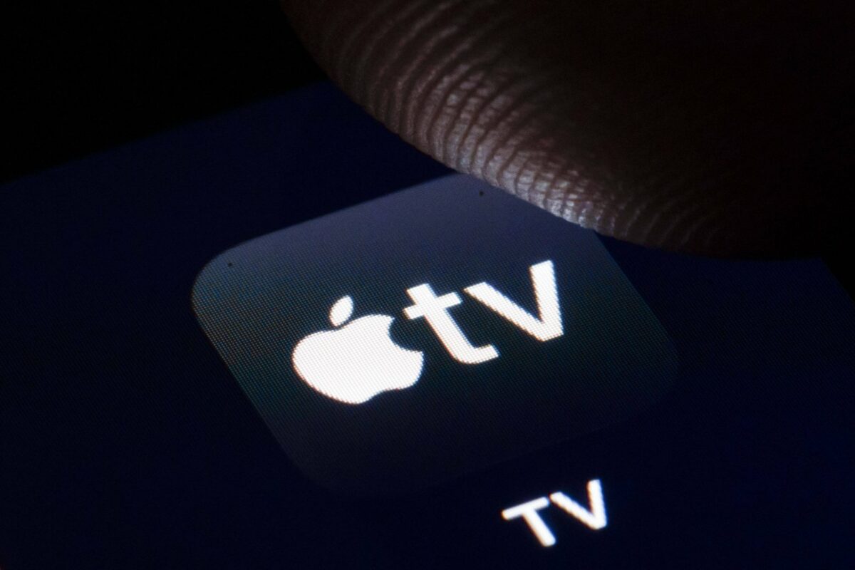 Finger über Apple TV+ Logo