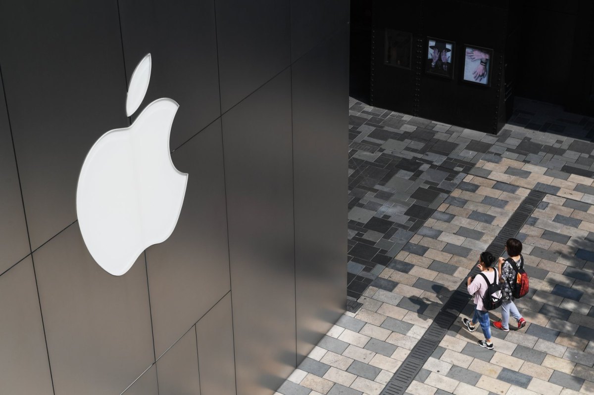 Apple-Logo prangert über Passanten