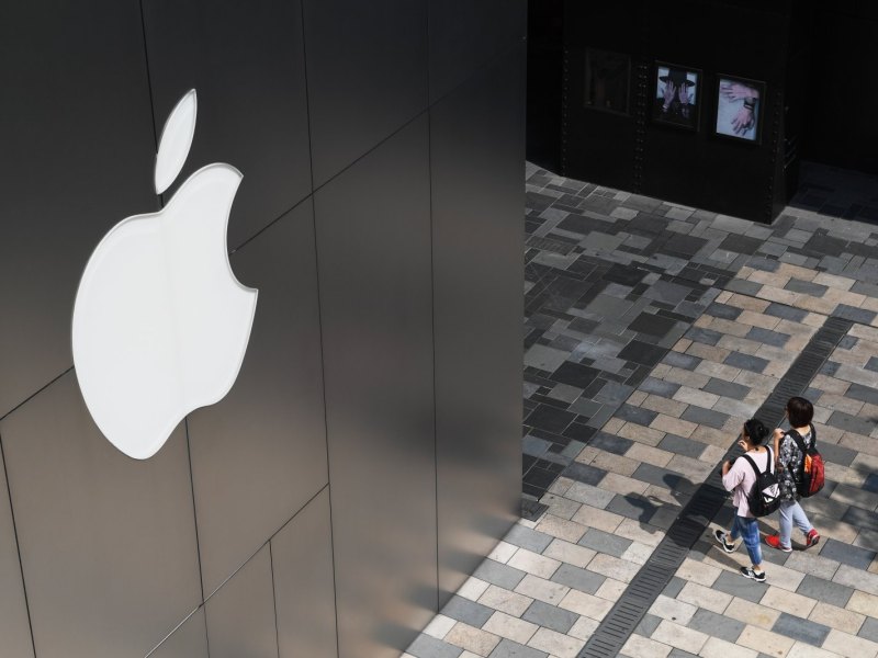 Apple-Logo prangert über Passanten