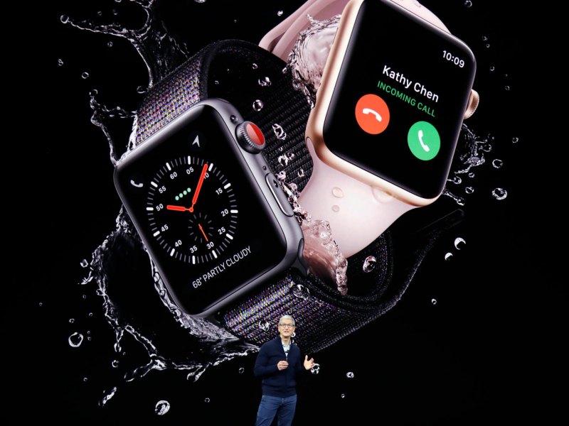 Apple-CEO Tim Cook präsentiert auf der Bühne die neue Apple Watch