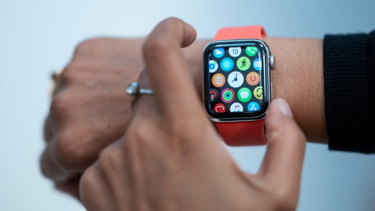 Ein Handgelenk mit einer Apple Watch daran.