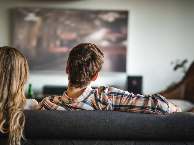 Menschen vor dem TV.