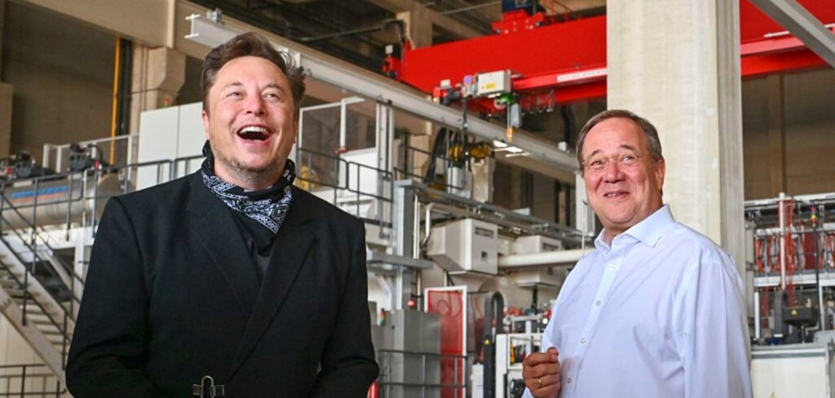 Armin Laschet und Elon Musk in der Tesla Gigafactory Berlin-Brandenburg