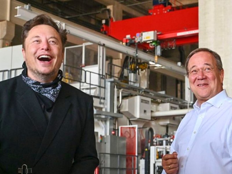 Armin Laschet und Elon Musk in der Tesla Gigafactory Berlin-Brandenburg