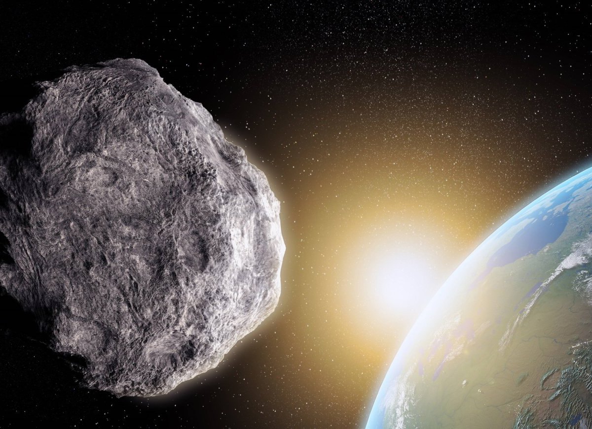 Asteroid schwebt über der Erde.