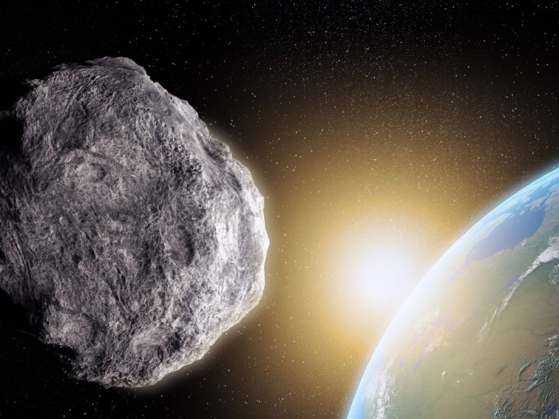 Asteroid schwebt über der Erde.