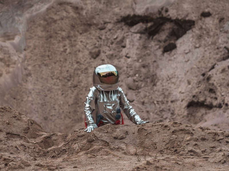 Ein Astronaut erkundet einen fremden Planeten.