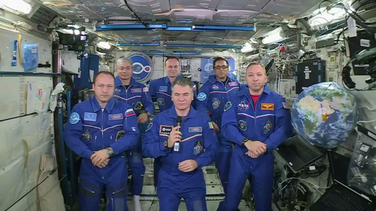 Der italienische Astronaut Paolo Nespoli (Mitte) und seine Crew sprechen von der ISS aus mit Papst Franziskus.