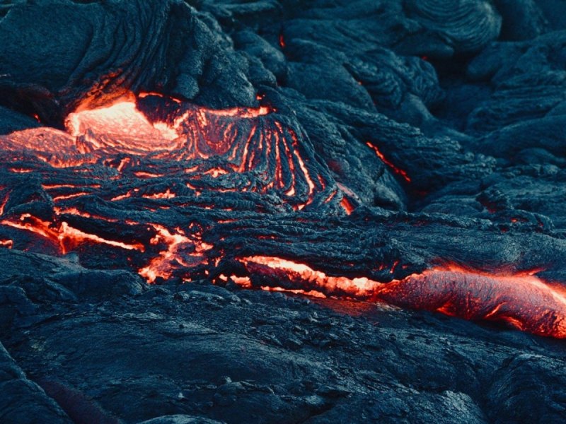 Heiße Lava sprudelt aus dem Boden.