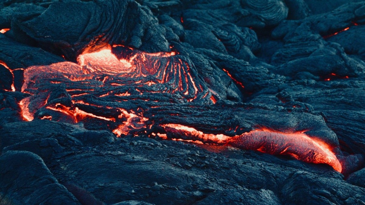 Heiße Lava sprudelt aus dem Boden.